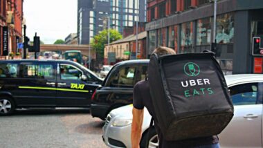 Signature d’un partenariat entre Carrefour et Uber Eats
