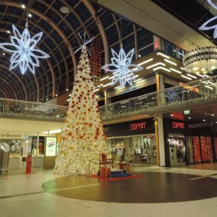 Centre commercial décoré pour Noël