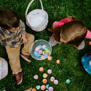 Enfants cherchant les oeufs de Pâques