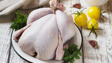 Auchan met en vente du poulet nourri aux insectes