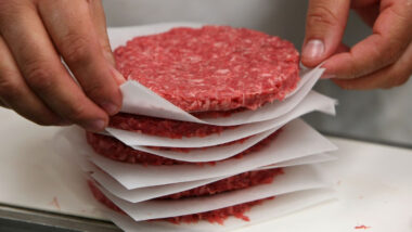 Michel-Edouard Leclerc et le député LaREM Jean-Baptiste Moreau s’écharpent sur l’appellation “steak”