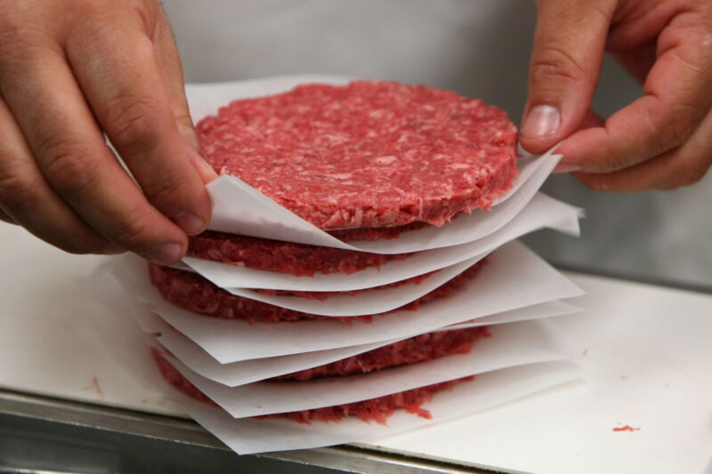 Michel-Edouard Leclerc et le député LaREM Jean-Baptiste Moreau s’écharpent sur l’appellation “steak”