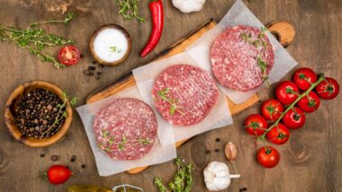 Rappel Conso : Alerte E. coli sur des steaks hachés vendus chez Leclerc, Carrefour et d'autres enseignes !
