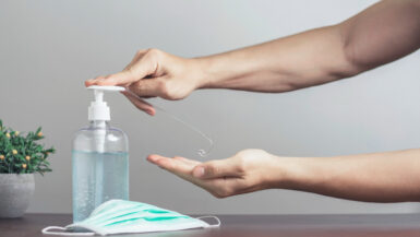 Intermarché et La Poste procèdent à un échange solidaire de masques et de gels hydroalcooliques