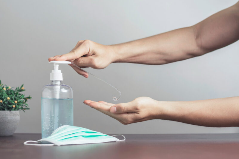 Intermarché et La Poste procèdent à un échange solidaire de masques et de gels hydroalcooliques
