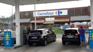 La grande distribution envahit gares et stations-service pour doper sa rentabilité