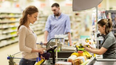 Voici les 4 enseignes où passer en caisse coûtera jusqu’à 5€ de plus