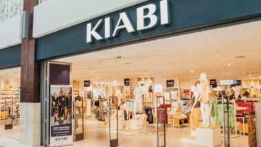Comment Kiabi défie la Fast-Fashion : Stratégies pour surmonter la crise du prêt-à-porter