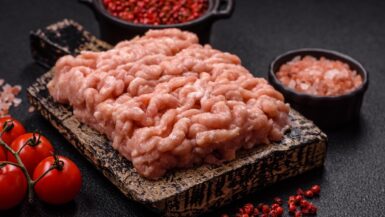 Viande hachée contaminée : attention à ces lots vendus chez Leclerc, U et Auchan