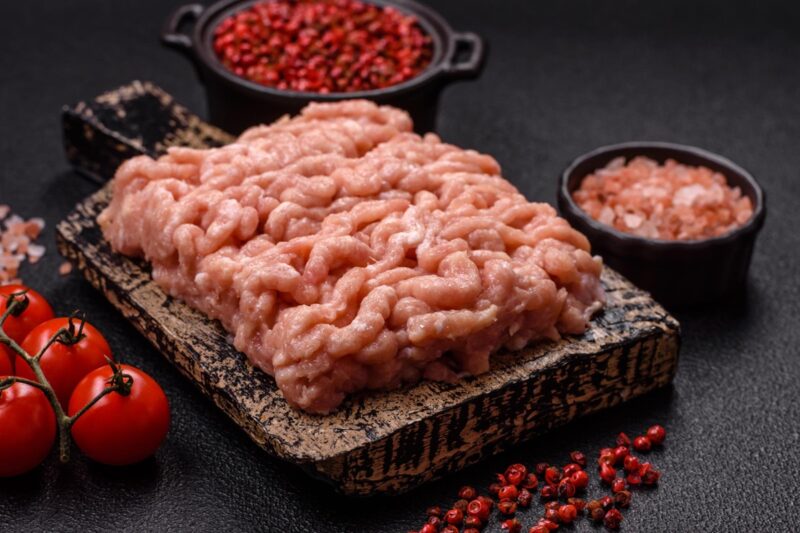 Viande hachée contaminée : attention à ces lots vendus chez Leclerc, U et Auchan