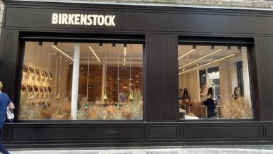 Birkenstock séduit de plus en plus de clients et augmente ses prévisions grâce au succès des sabots