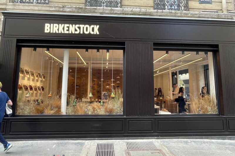 Birkenstock séduit de plus en plus de clients et augmente ses prévisions grâce au succès des sabots