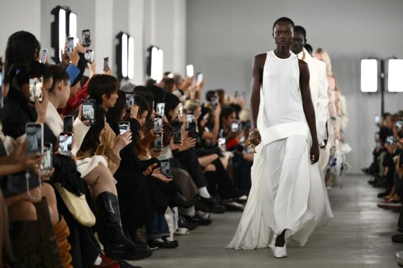 Paris se prépare à une Fashion Week historique et ouvre un nouveau chapitre pour l’avenir de la mode